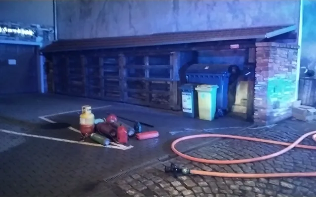 Požár poničil dům v Olomouci. Jednoho hasiče zranil elektrický proud