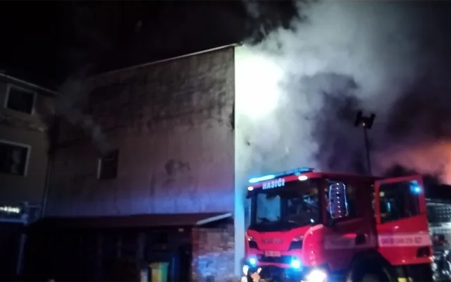Požár poničil dům v Olomouci. Jednoho hasiče zranil elektrický proud