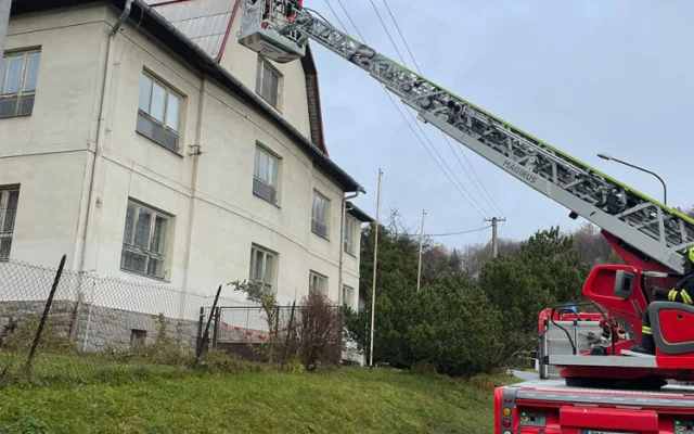 VIDEO: Na budovu školy v Jeseníku spadl mohutný strom, na místě zasahují hasiči