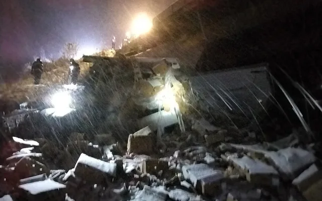 Na D1 u Hranic se zřítil kamion z mostu, řidič nehodu nepřežil
