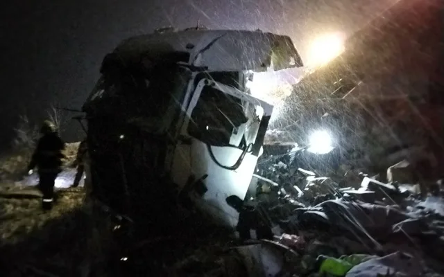 Na D1 u Hranic se zřítil kamion z mostu, řidič nehodu nepřežil