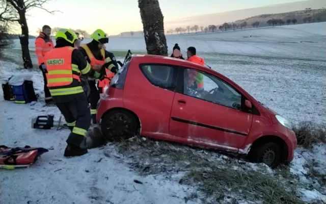 Ledovka pokryla silnice. U Křenůvek hasiči vyprošťovali řidiče z auta, ve Vápenné sjel vůz do potoka