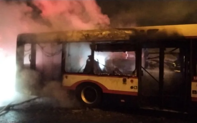 Požár sežehl autobus MHD na okraji Olomouce, hasiči zasahovali v dýchací technice