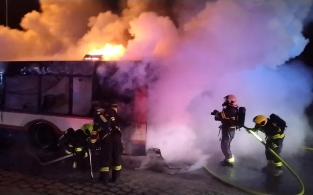 Požár sežehl autobus MHD na okraji Olomouce, hasiči zasahovali v dýchací technice