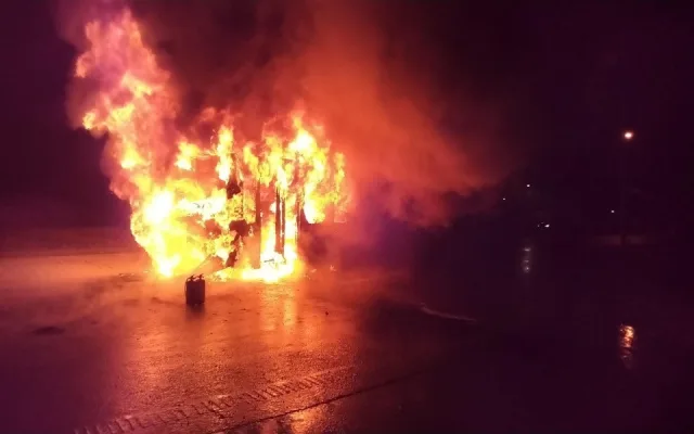 Požár sežehl autobus MHD na okraji Olomouce, hasiči zasahovali v dýchací technice