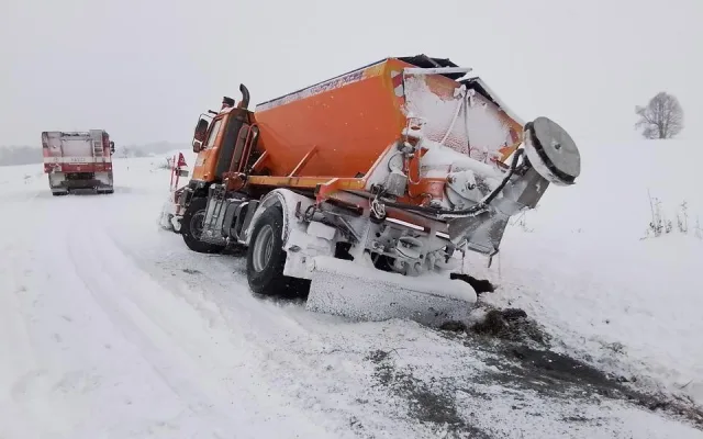 Kvůli sněhu jsou špatně sjízdné silnice zejména u Šternberka na Olomoucku, hlásí hasiči