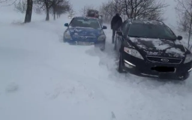 Kvůli sněhu jsou špatně sjízdné silnice zejména u Šternberka na Olomoucku, hlásí hasiči