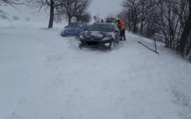 Kvůli sněhu jsou špatně sjízdné silnice zejména u Šternberka na Olomoucku, hlásí hasiči