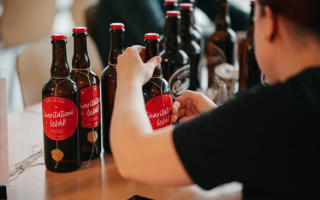 Charitativní ležák z Budvaru pomůže dobré věci. K dostání je na budějckých vánočních trzích