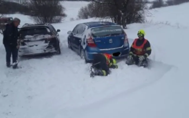 Kvůli sněhu hasiči v kraji vyjížděli padesátkrát. Některé silnice byly neprůjezdné až do nedělního večera