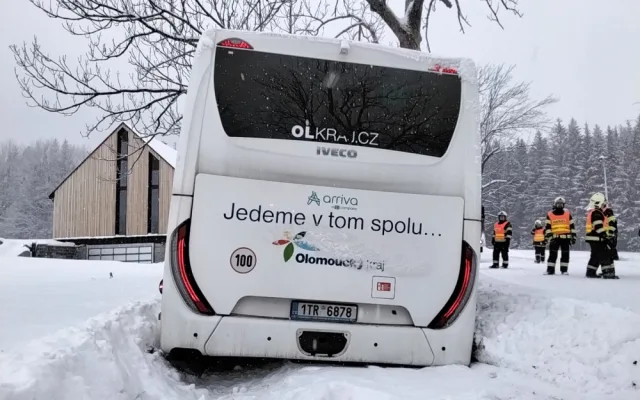 Kvůli sněhu hasiči v kraji vyjížděli padesátkrát. Některé silnice byly neprůjezdné až do nedělního večera