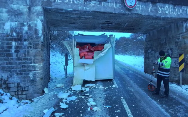 Nákladní auto vjelo pod železniční most u Čelechovic na Haní a urvalo korbu. Provoz na trati byl přerušen