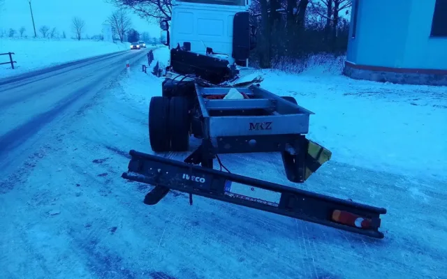 Nákladní auto vjelo pod železniční most u Čelechovic na Haní a urvalo korbu. Provoz na trati byl přerušen