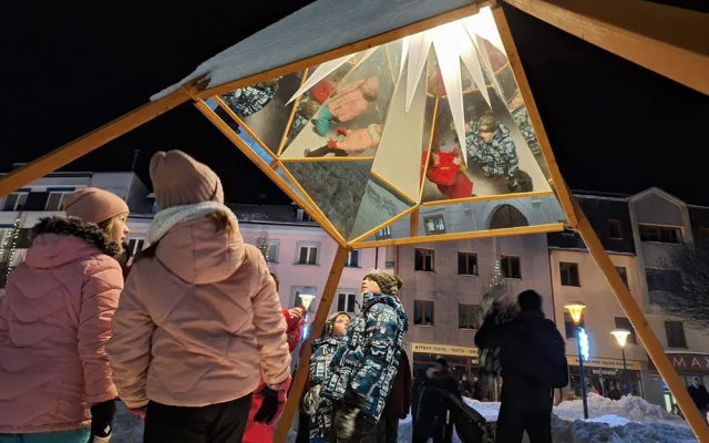 Náměstí v Jeseníku zdobí od letoška nový betlém. Lidé obdivují i unikátní Ochranovskou hvězdu