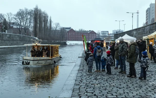 FOTOGALERIE: Jedinečná atmosféra i neustálé vyklízení. Vánoční trhy na olomoucké náplavce prošly testem