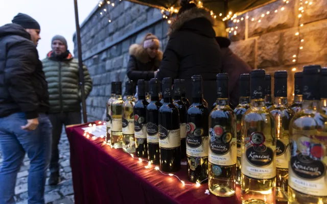FOTOGALERIE: Jedinečná atmosféra i neustálé vyklízení. Vánoční trhy na olomoucké náplavce prošly testem
