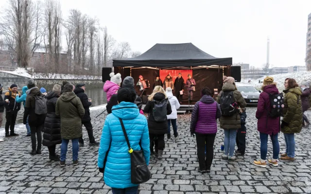 FOTOGALERIE: Jedinečná atmosféra i neustálé vyklízení. Vánoční trhy na olomoucké náplavce prošly testem