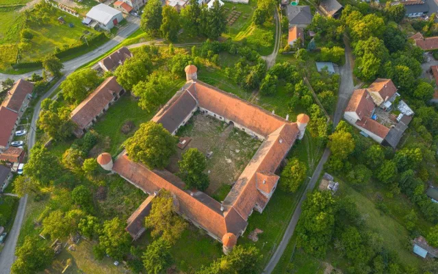 Ptenský zámek vydal sudové plomby, které dokládají existenci pivovaru, ale i měďáky a stříbrňáky. Budou na výstavě