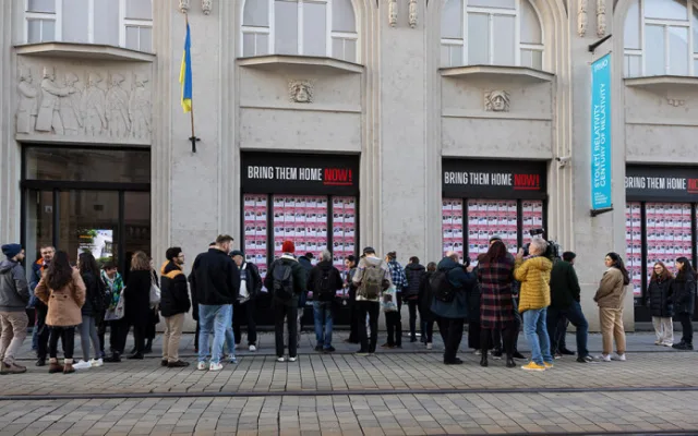 Z výlohy Muzea umění v Olomouci někdo strhal portréty Izraelců unesených teroristy z Hamásu