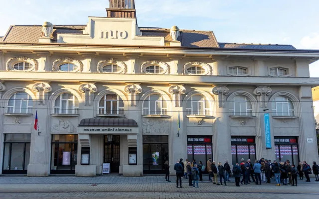 Z výlohy Muzea umění v Olomouci někdo strhal portréty Izraelců unesených teroristy z Hamásu