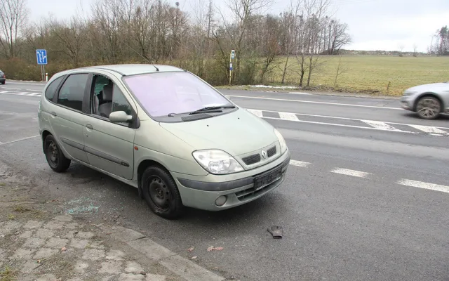 Ukradený katalyzátor i baterie, provrtaná nádrž. Dva dny opuštěné auto na Olomoucku zřídil zloděj