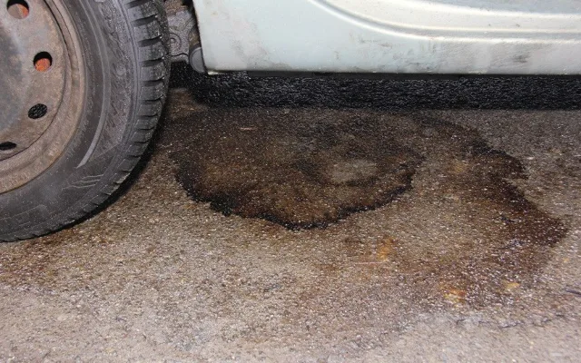 Ukradený katalyzátor i baterie, provrtaná nádrž. Dva dny opuštěné auto na Olomoucku zřídil zloděj