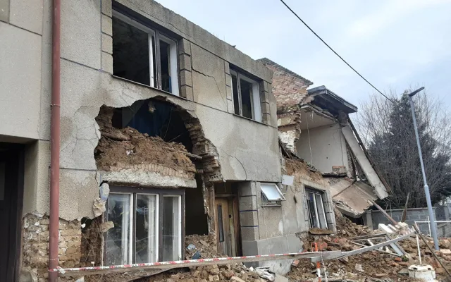 Na Prostějovsku se zřítilo zchátralé stavení, ruina ohrožuje okolní domy