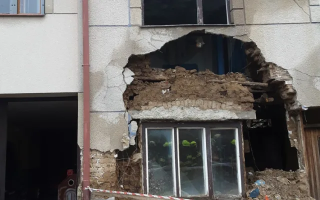 Na Prostějovsku se zřítilo zchátralé stavení, ruina ohrožuje okolní domy