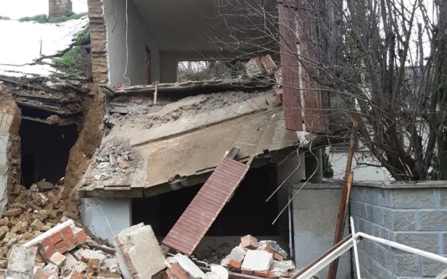 Na Prostějovsku se zřítilo zchátralé stavení, ruina ohrožuje okolní domy