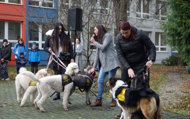 VIDEO: Studenti olomouckého gymnázia nazpívali nový klip. Píseň je spojená se sbírkou pro nemocné
