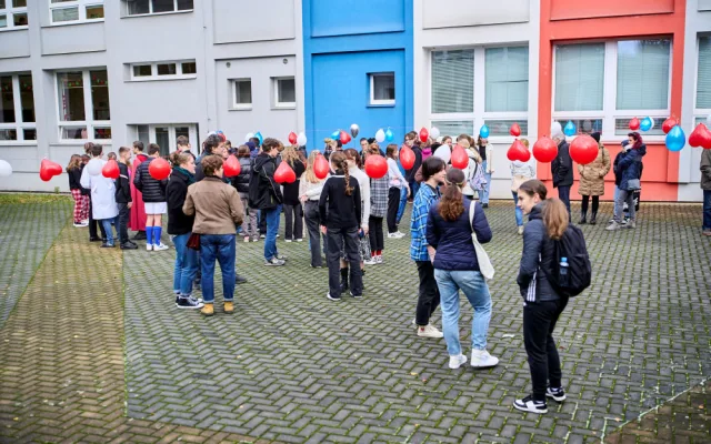 VIDEO: Studenti olomouckého gymnázia nazpívali nový klip. Píseň je spojená se sbírkou pro nemocné