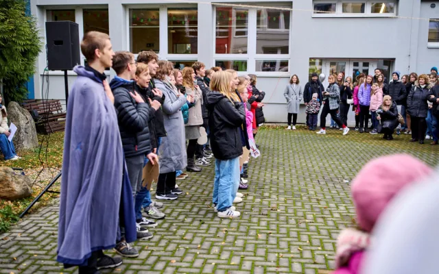 VIDEO: Studenti olomouckého gymnázia nazpívali nový klip. Píseň je spojená se sbírkou pro nemocné