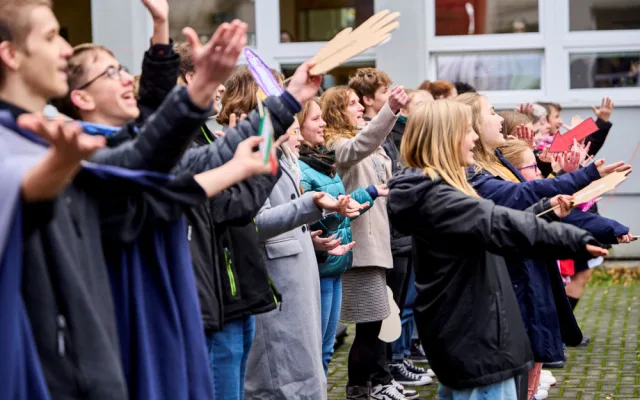 VIDEO: Studenti olomouckého gymnázia nazpívali nový klip. Píseň je spojená se sbírkou pro nemocné
