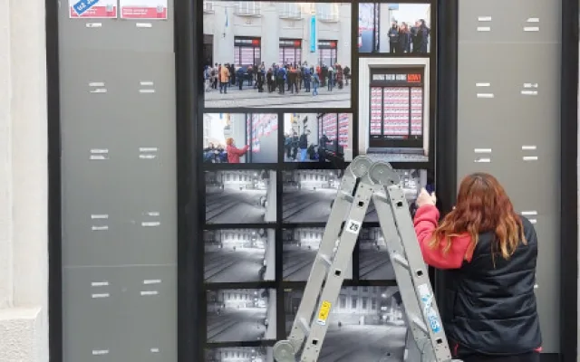 Olomoucké muzeum vyvěsilo fotku muže, který postrhával plakáty lidí unesených teroristy z Hamásu
