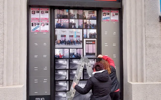 Olomoucké muzeum vyvěsilo fotku muže, který postrhával plakáty lidí unesených teroristy z Hamásu