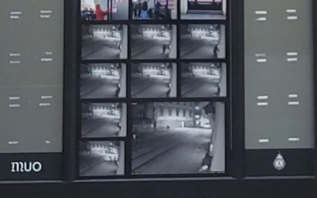 Olomoucké Muzeum umění vyvěsilo fotku muže, který strhal plakáty lidí unesených teroristy z Hamásu