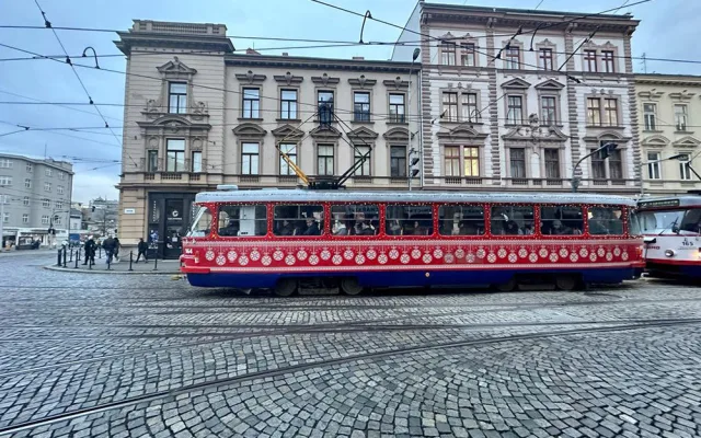 Světýlka, polepy i kuriózní dekorace. V mezinárodní anketě vánočních tramvají usiluje o hlasy i Olomouc