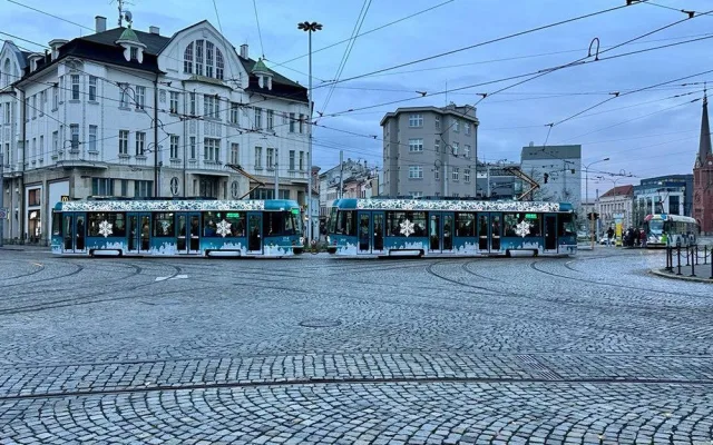 Světýlka, polepy i kuriózní dekorace. V mezinárodní anketě vánočních tramvají usiluje o hlasy i Olomouc
