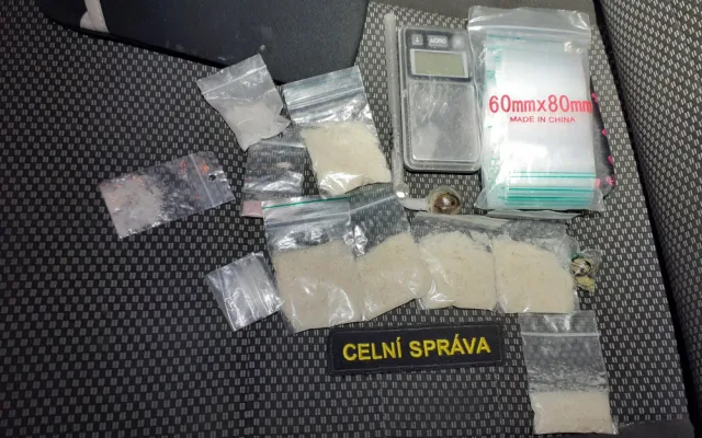 U Litovle zdrogovaný řidič celníkům ujížděl dvoustovkou. Chytili ho až po varovném výstřelu