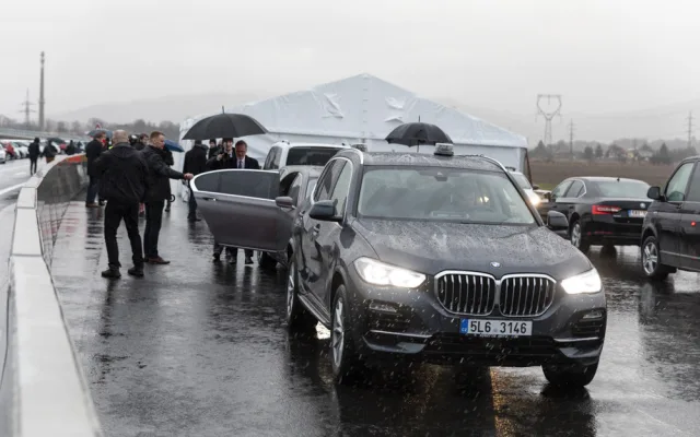 FOTOGALERIE: Důležitý obchvat u Šumperka je hotový. Nový úsek otestoval i premiér Fiala