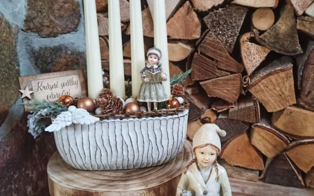 Sestřička z ARO jesenické nemocnice vyrábí krásné adventní věnce. Zásobuje kolegyně ze všech oddělení
