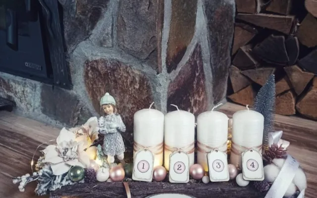 Sestřička z ARO jesenické nemocnice vyrábí krásné adventní věnce. Zásobuje kolegyně ze všech oddělení