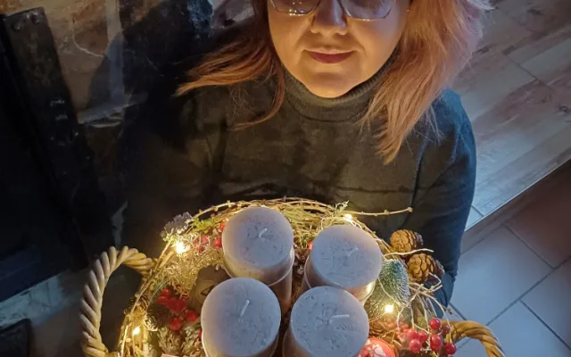 Sestřička z ARO jesenické nemocnice vyrábí krásné adventní věnce. Zásobuje kolegyně ze všech oddělení