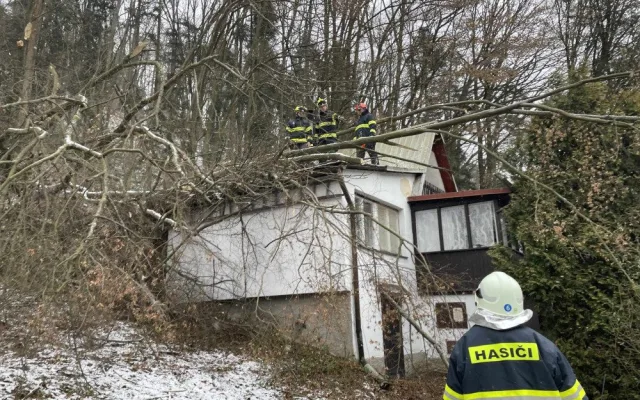 Hasiči se nezastavili, evidují přes 120 výjezdů. Těžký sníh lámal stromy, u Hluboček měl nehodu osobní vlak