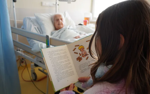 Osamělé seniory v nemocnicích potěší školáci, budou jim číst a povídat si s nimi. Už začali v Prostějově