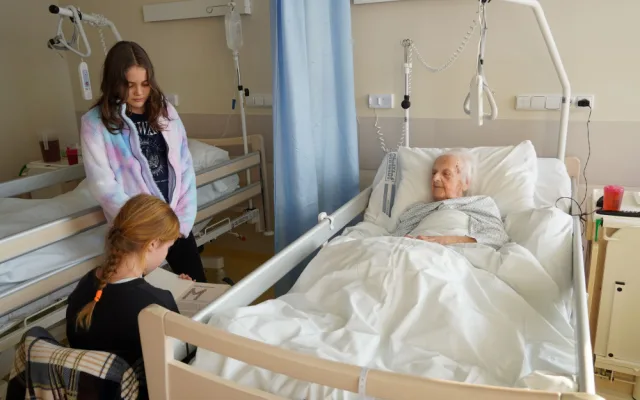 Osamělé seniory v nemocnicích potěší školáci, budou jim číst a povídat si s nimi. Už začali v Prostějově