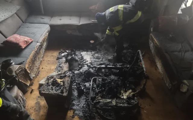 Padající stromy, požár v obývacím pokoji, ale i zavalení koně. Hasiči se na Štědrý den nezastavili