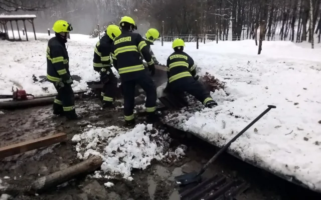 Padající stromy, požár v obývacím pokoji, ale i zavalení koně. Hasiči se na Štědrý den nezastavili