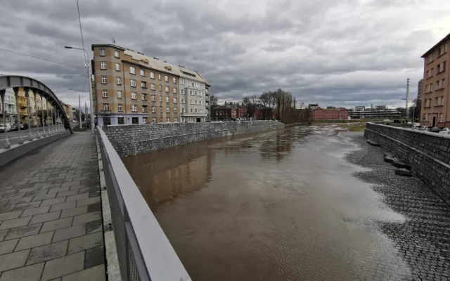 Ohrožení v Moravičanech, Morava jde ke třetímu povodňovému stupni. Náplavka v Olomouci je pod vodou