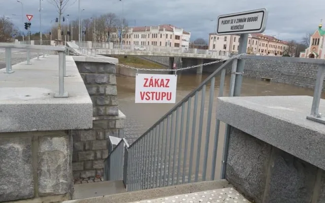 Ohrožení v Moravičanech, Morava je na třetím povodňovému stupni. Náplavka v Olomouci pod vodou